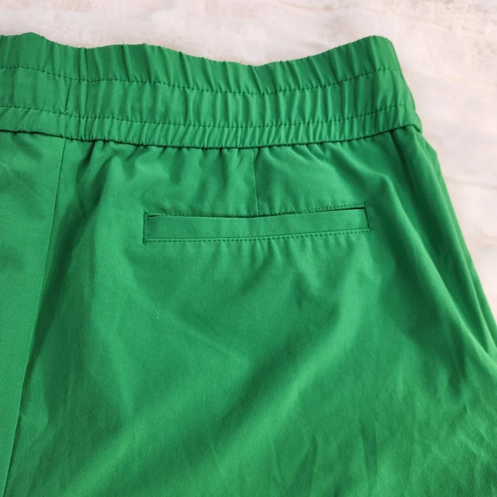 Chico's Zenergy Green Elastic Waist Drawstring Shorts Size 2 US 12 Zipper Pocket